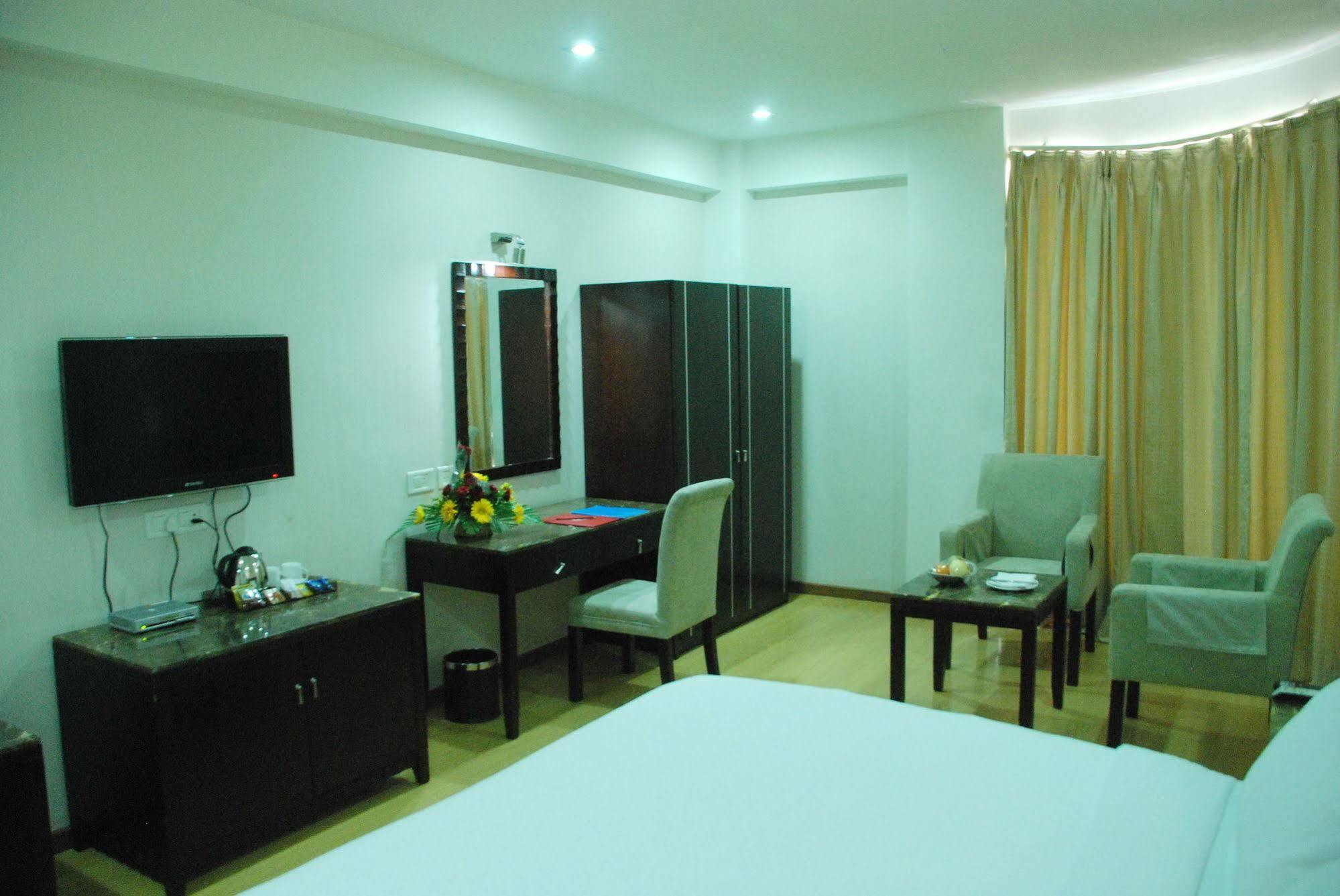 Treebo Trend Hotel Parker Ahmedabad Luaran gambar