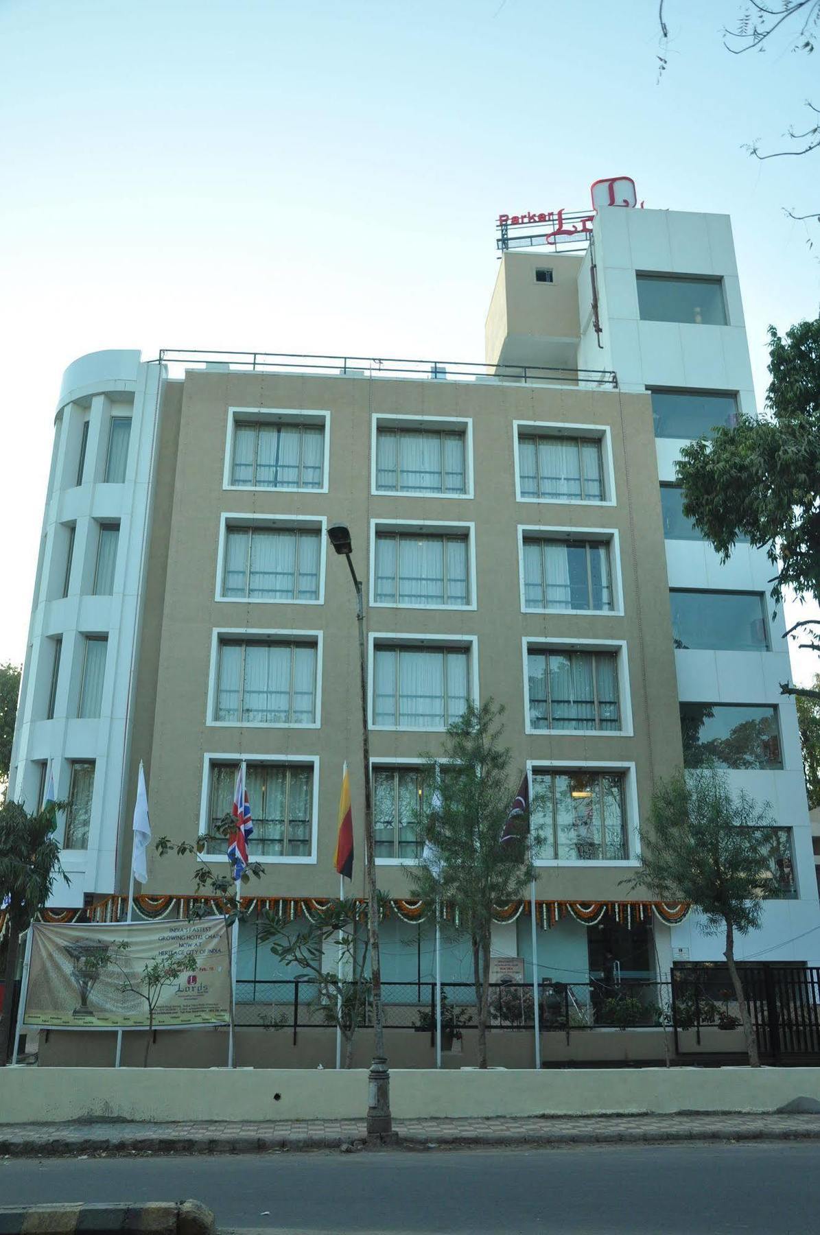 Treebo Trend Hotel Parker Ahmedabad Luaran gambar